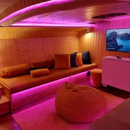 Sleepboat Golden Life Botel *