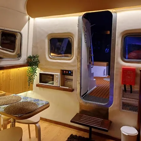 Sleepboat Golden Life Botel