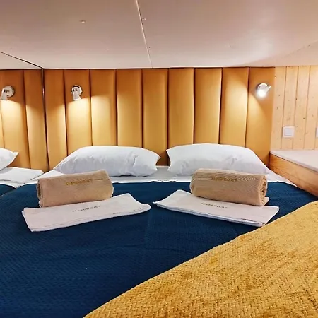 Botel Sleepboat Golden Life Porto
