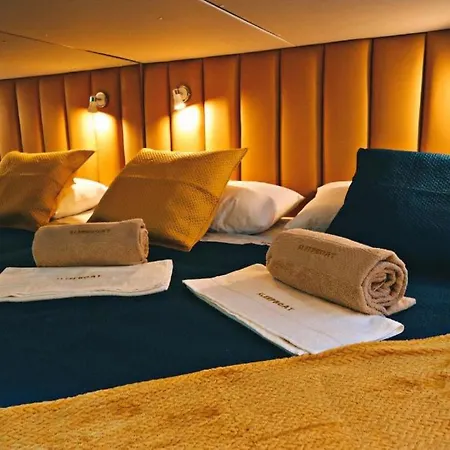 Botel Sleepboat Golden Life *